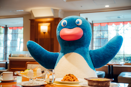 たくさんの美味しそうな料理を前に目を輝かせるはまペン