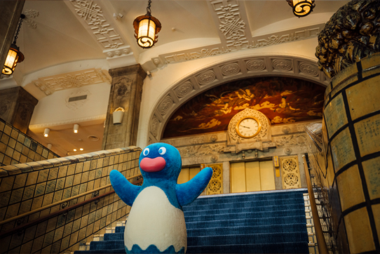 本館大階段の前で堂々とポーズをとり記念撮影するはまペン