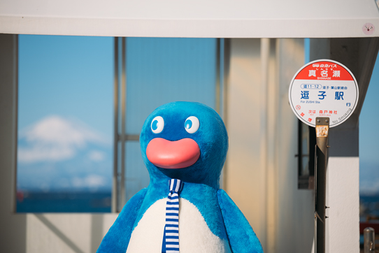 バスの到着を待つはまペン