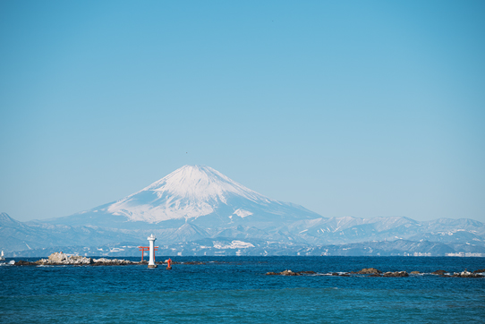 バス停の待合室でくつろぐはまペン。窓からは富士山が見える。