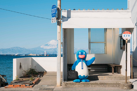 バス停で手をあげるはまペン