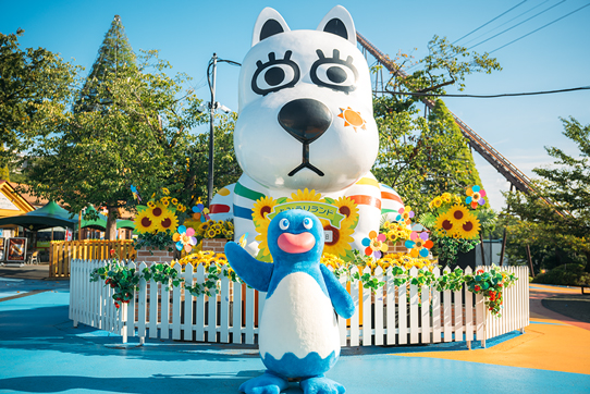 よみうりランドのフォトスポット「ランドドッグ像」と一緒に