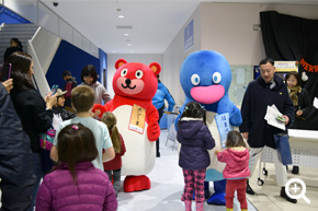 2017.11.23 「横浜銀行アイスアリーナ」のイベントにて、はまペンとポンくまのお腹をさわるこども達