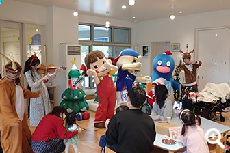 2025.12.13 「横浜こどもホスピス～うみとそらのおうち」のクリスマス会に今年も参加。ペコちゃんやマリノスケと一緒にミニコンサートでおどるはまペン