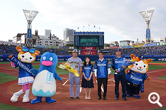 2026.8.4~6 恒例のYOKOHAMA STAR☆NIGHT 2026 Supported by 横浜銀行に登場。花束贈呈セレモニー後の一枚。このあとファンの前に愛車の台車で登場して大人気だったはまペン