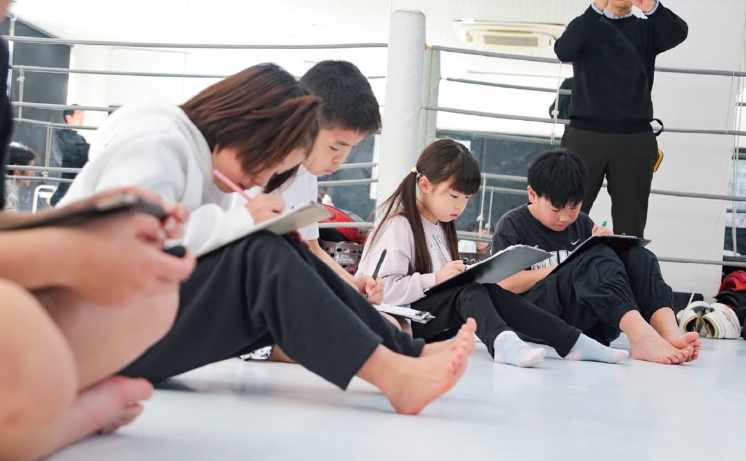 メモする子どもたち