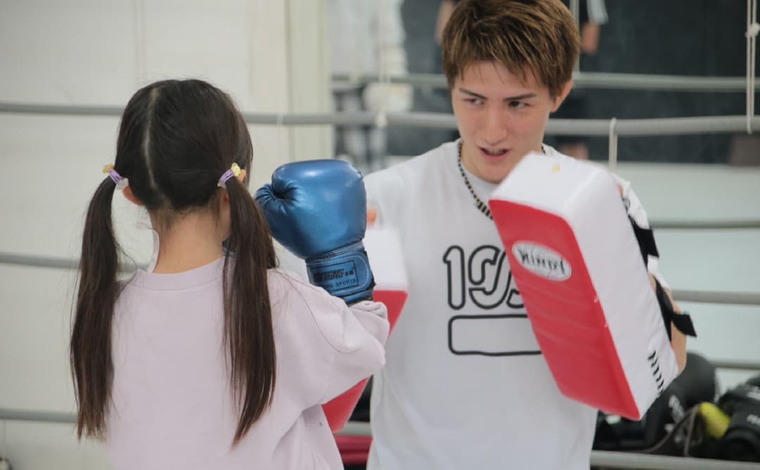 井上選手のミットへパンチ！